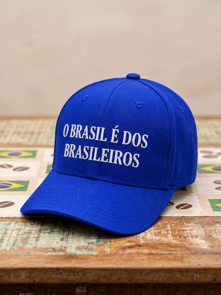 Boné azul com a frase bordada em branco