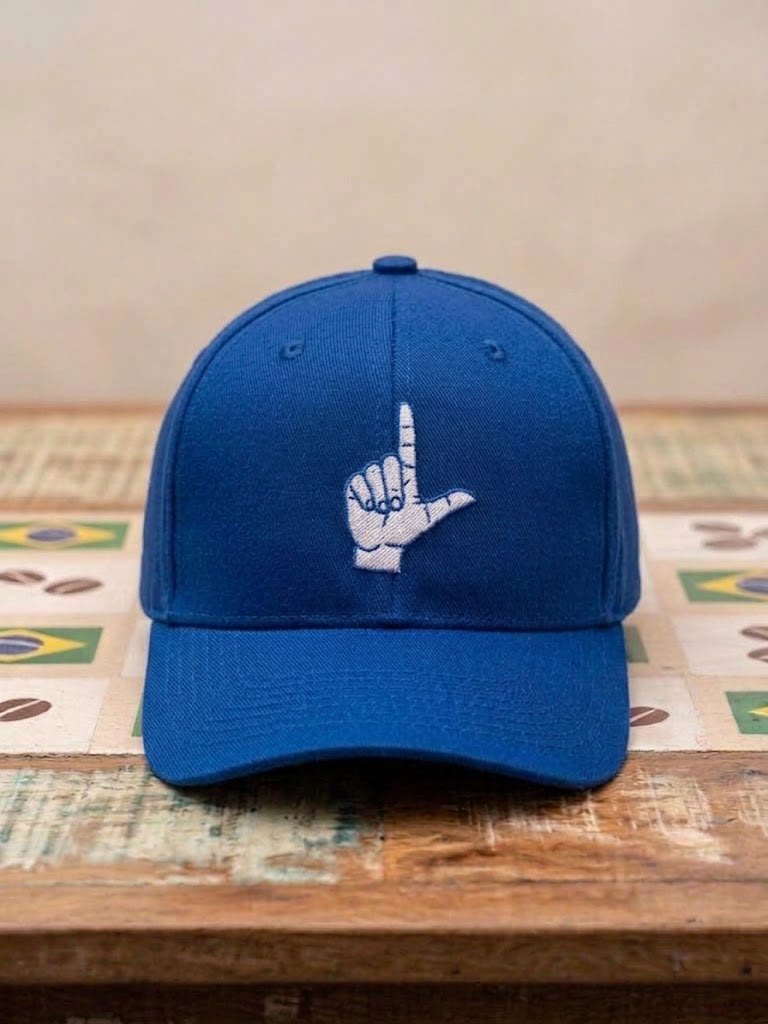 Boné azul com a mão em L bordada em branco
