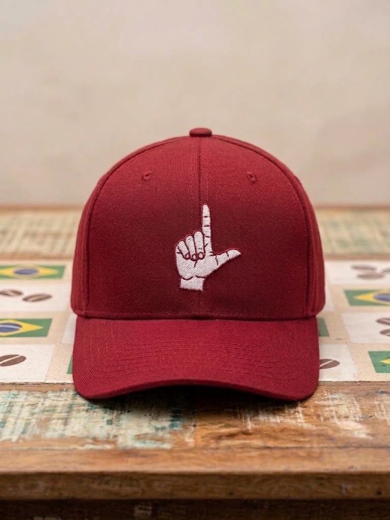 Boné vermelho com a mão em L bordada em branco