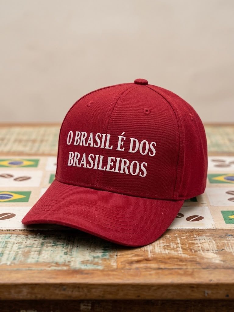 Boné vermelho com a frase bordada em branco